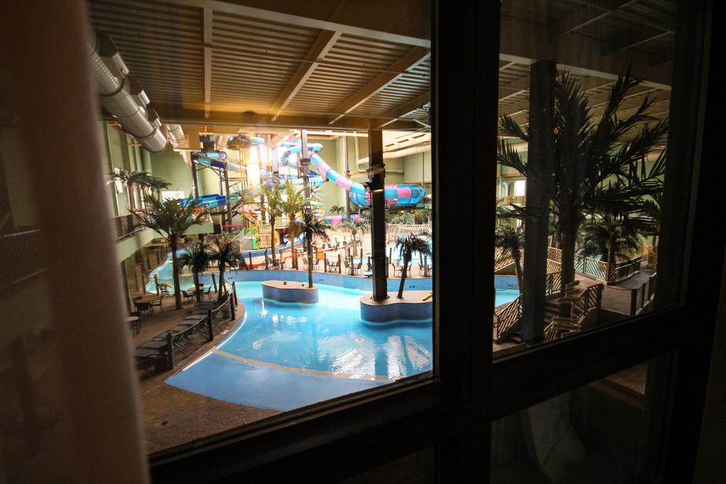 Maui Sands Resort & Indoor Water Park Sandusky Bagian luar foto